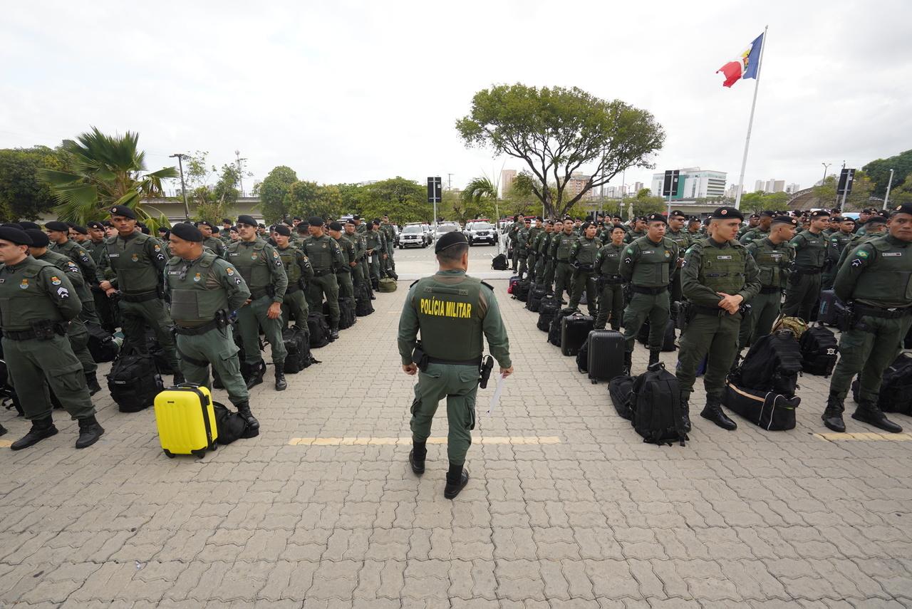Elmano sanciona lei que autoriza compra de férias de policiais civis e  militares no Ceará