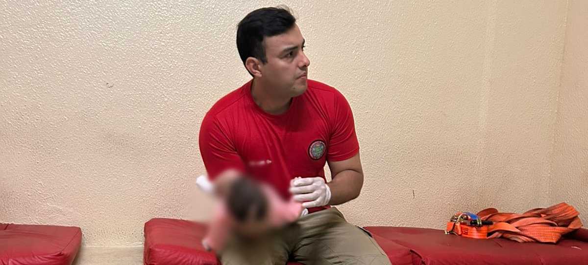 Bombeiro que salvou recém-nascida vítima de engasgo reencontra mãe e bebê